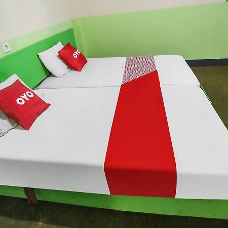 Oyo 90825 Hotel Lizha 2 Samarinda Buitenkant foto