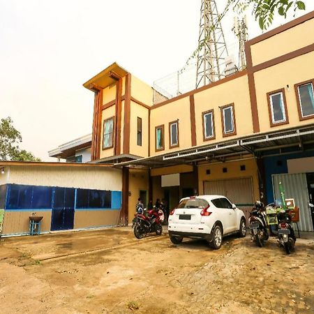 Oyo 90825 Hotel Lizha 2 Samarinda Buitenkant foto