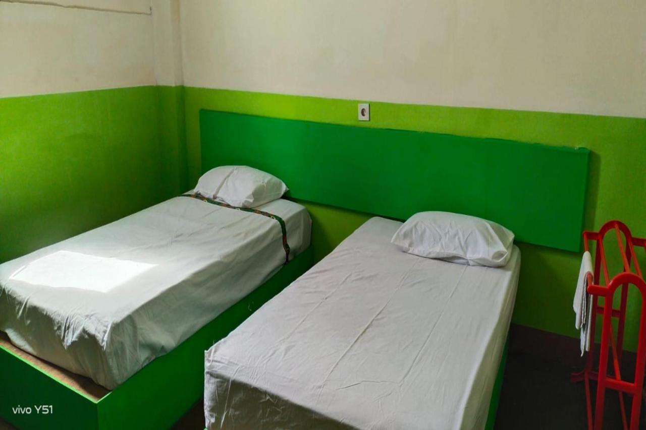 Oyo 90825 Hotel Lizha 2 Samarinda Buitenkant foto