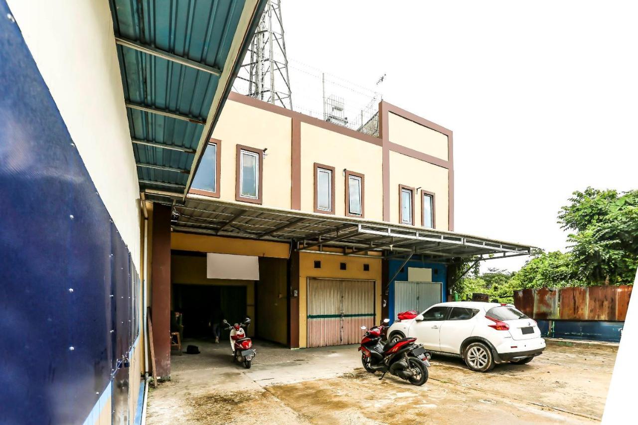 Oyo 90825 Hotel Lizha 2 Samarinda Buitenkant foto