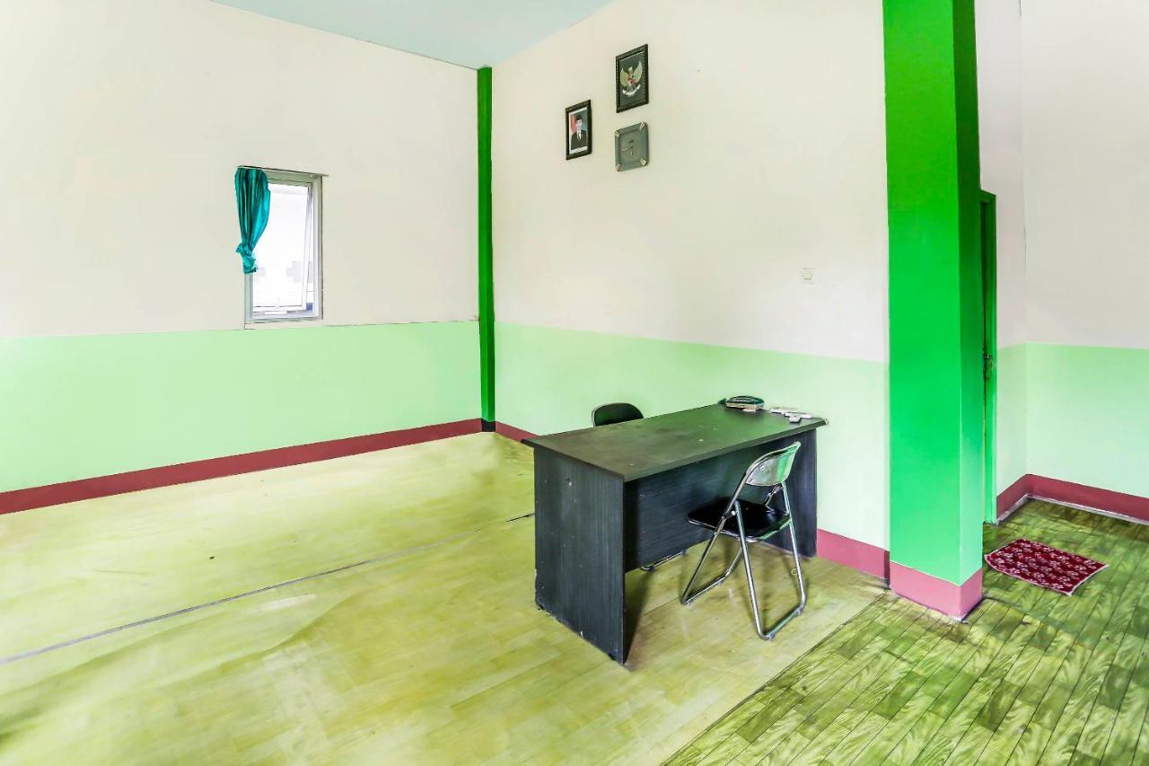 Oyo 90825 Hotel Lizha 2 Samarinda Buitenkant foto