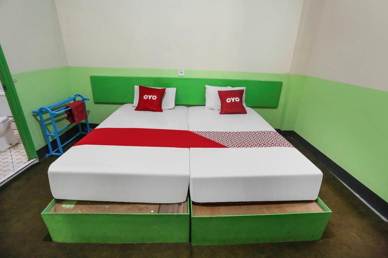 Oyo 90825 Hotel Lizha 2 Samarinda Buitenkant foto