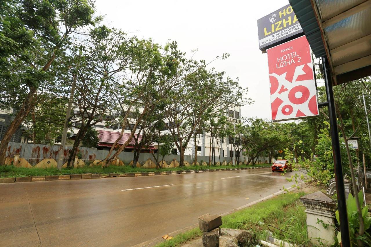 Oyo 90825 Hotel Lizha 2 Samarinda Buitenkant foto