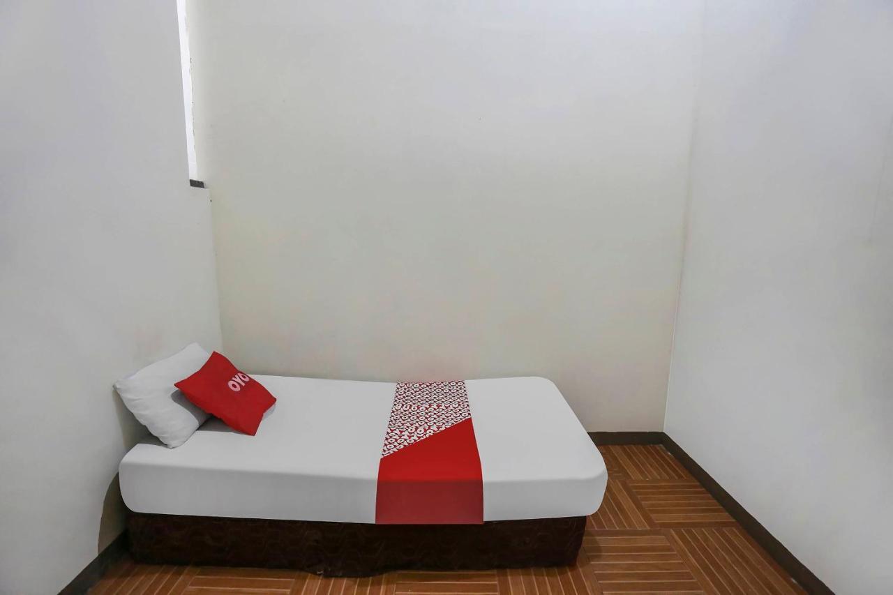 Oyo 90825 Hotel Lizha 2 Samarinda Buitenkant foto