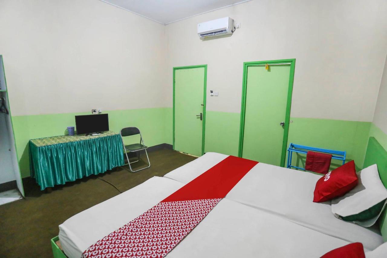 Oyo 90825 Hotel Lizha 2 Samarinda Buitenkant foto