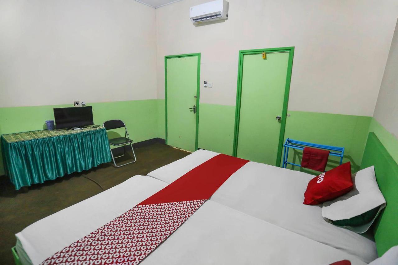 Oyo 90825 Hotel Lizha 2 Samarinda Buitenkant foto