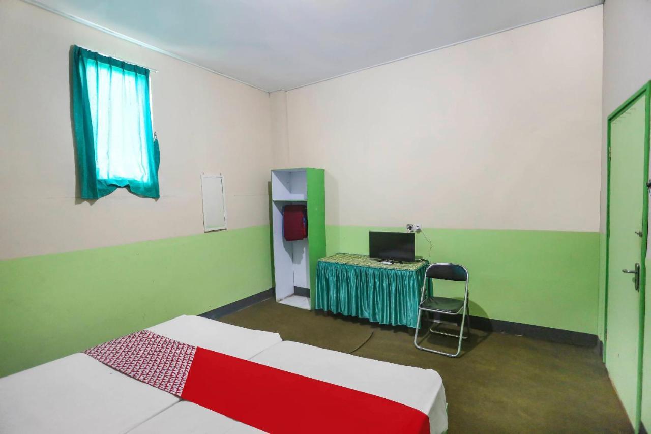Oyo 90825 Hotel Lizha 2 Samarinda Buitenkant foto