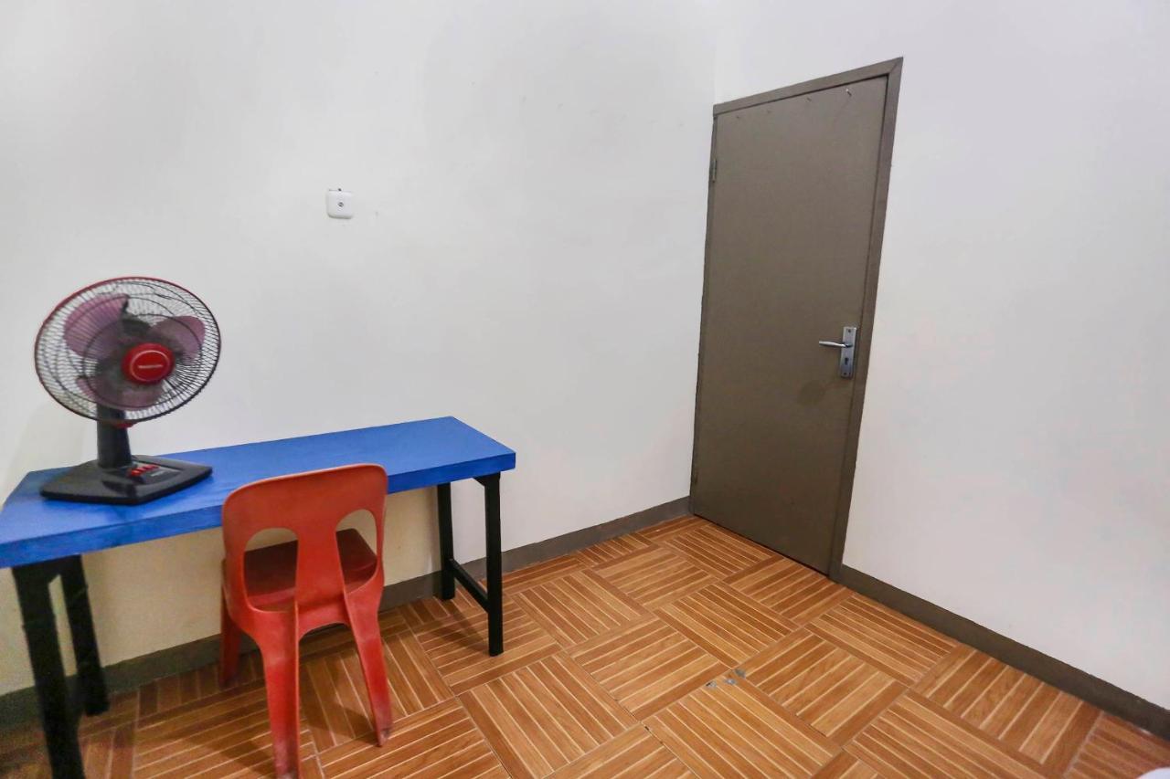 Oyo 90825 Hotel Lizha 2 Samarinda Buitenkant foto
