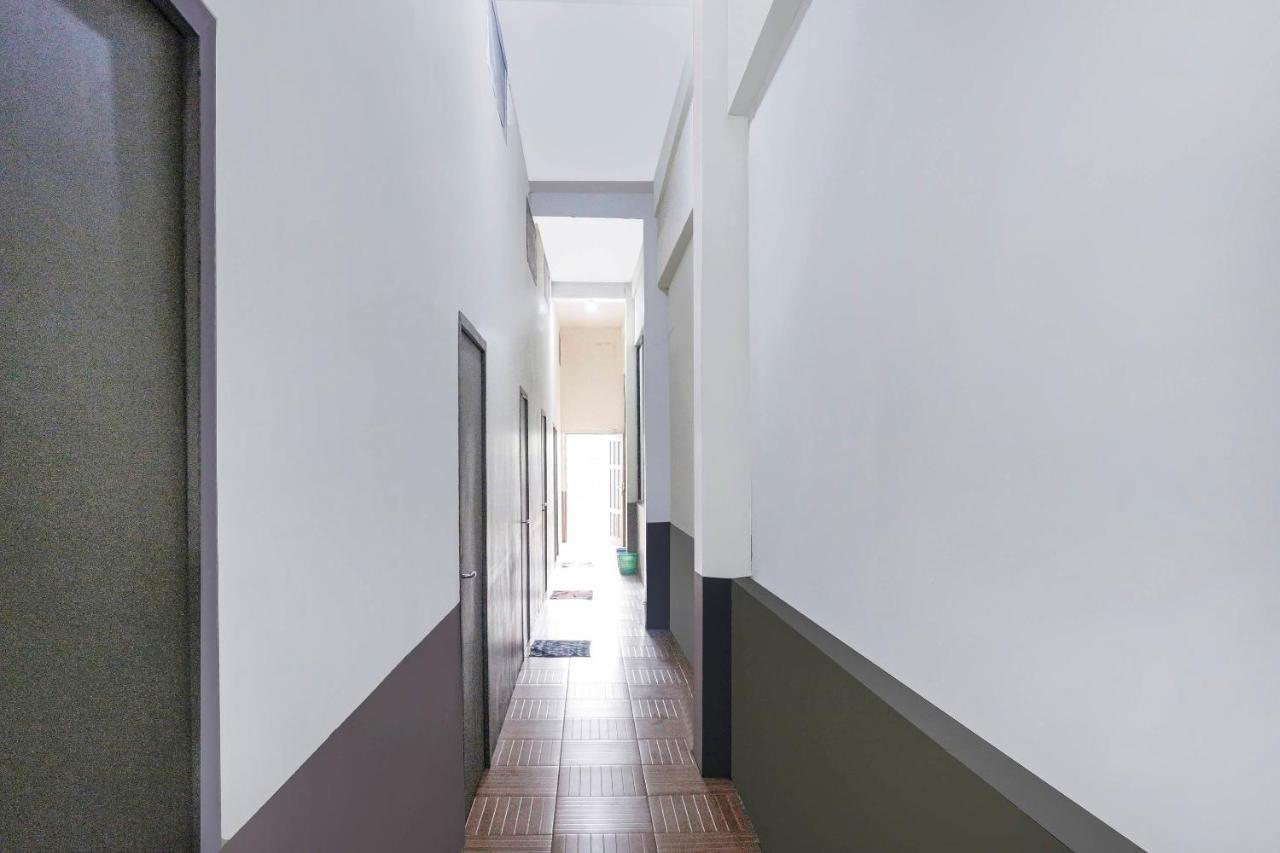 Oyo 90825 Hotel Lizha 2 Samarinda Buitenkant foto