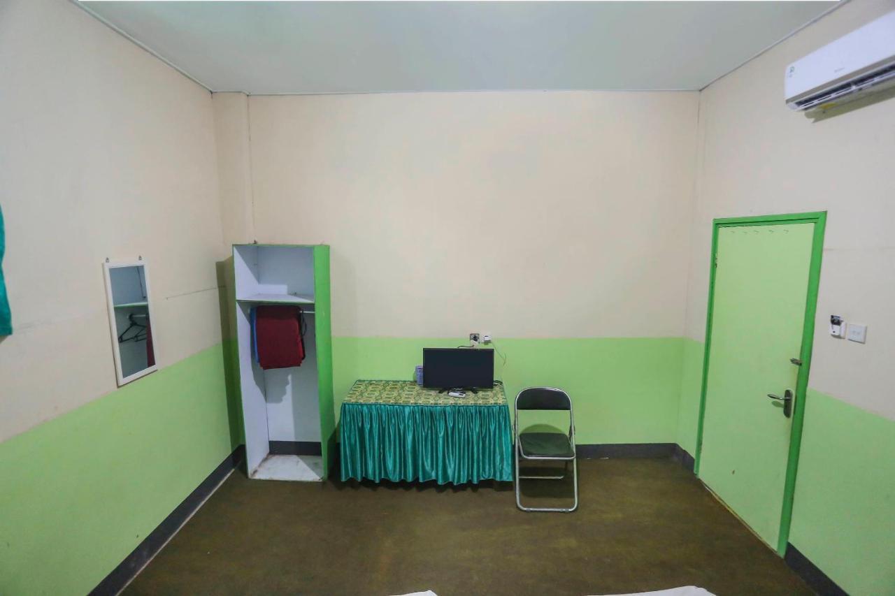 Oyo 90825 Hotel Lizha 2 Samarinda Buitenkant foto