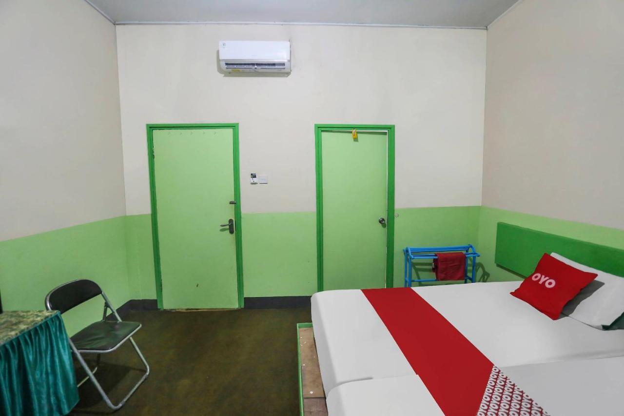 Oyo 90825 Hotel Lizha 2 Samarinda Buitenkant foto