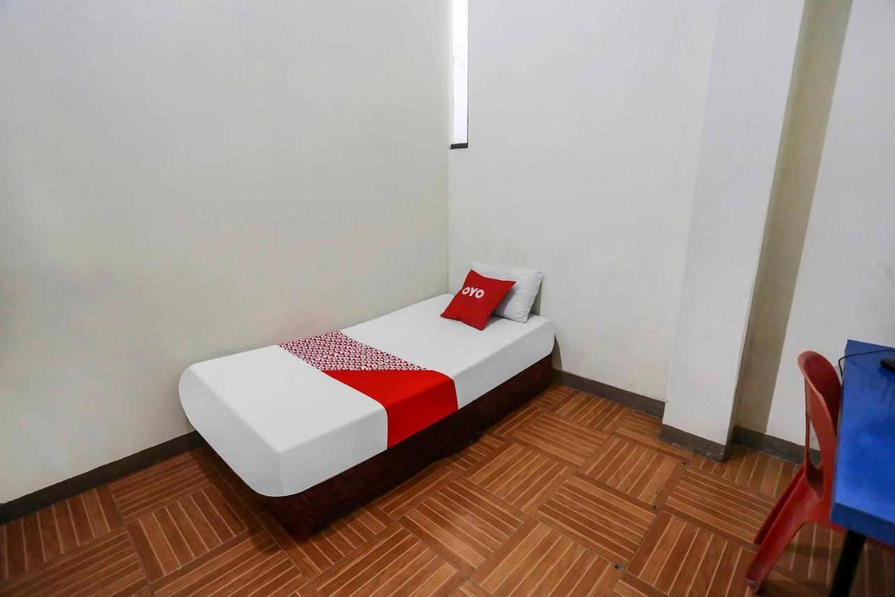 Oyo 90825 Hotel Lizha 2 Samarinda Buitenkant foto