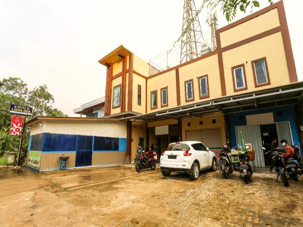 Oyo 90825 Hotel Lizha 2 Samarinda Buitenkant foto