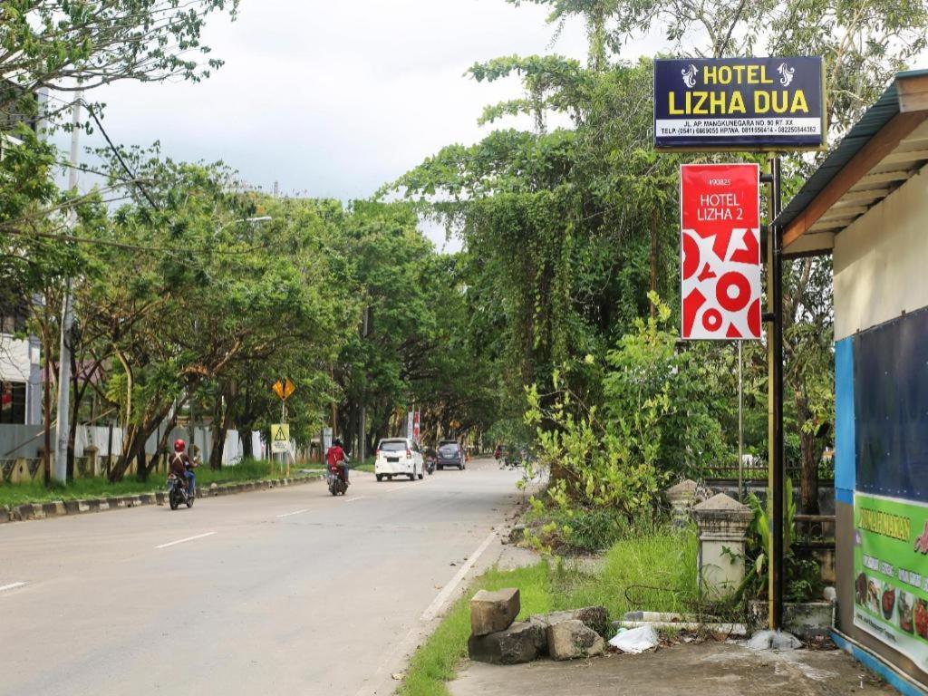 Oyo 90825 Hotel Lizha 2 Samarinda Buitenkant foto