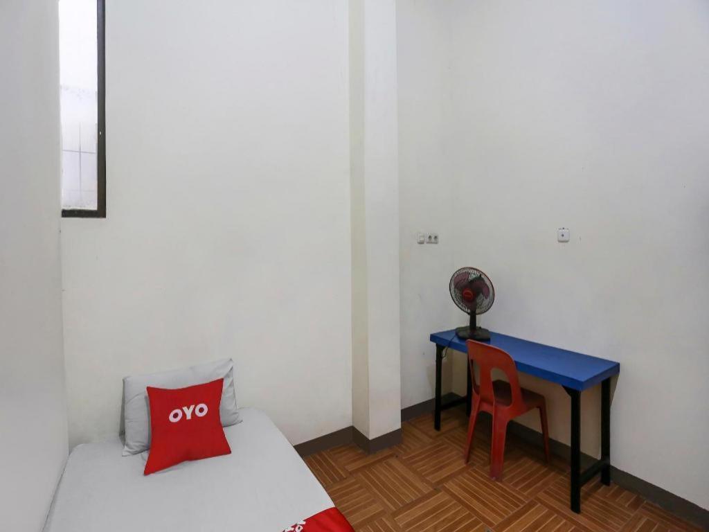 Oyo 90825 Hotel Lizha 2 Samarinda Buitenkant foto
