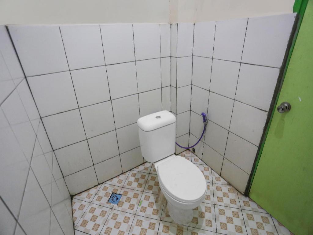 Oyo 90825 Hotel Lizha 2 Samarinda Buitenkant foto