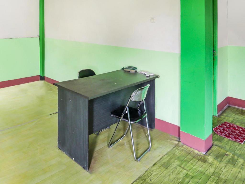 Oyo 90825 Hotel Lizha 2 Samarinda Buitenkant foto
