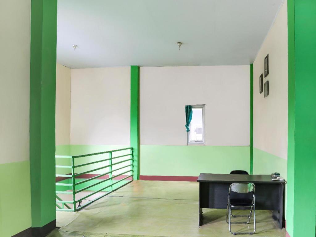 Oyo 90825 Hotel Lizha 2 Samarinda Buitenkant foto